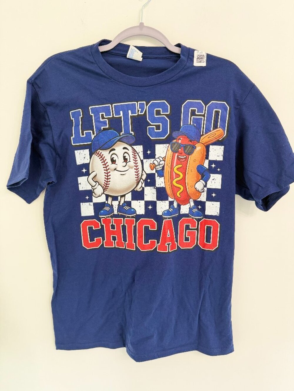 ⚾ Fun Chicago-themed graphic T-shirt featuring cartoon baseball and hot dog char